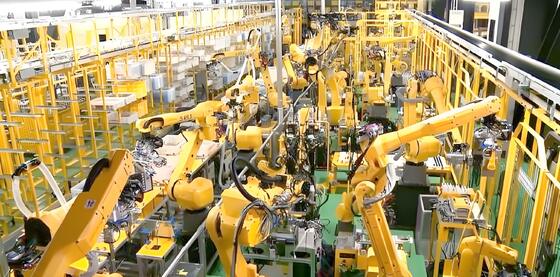 Máy cắt laser sợi tay robot FANUC với công nghệ CRX Cobot hợp tác để cắt kim loại 3D tự động trong các xưởng nhỏ